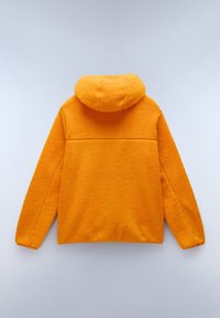 Orange fleecejacka med huva, strukturerad tyg och rak passform. Bakpartiet har en horisontell söm över axlarna.