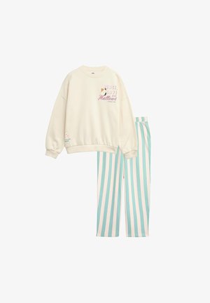 Crèmekleurige sweatshirt met de tekst "Peace, Love and Mallows" en cartoonontwerp, gecombineerd met lichtblauwe en witte verticale gestreepte broek.