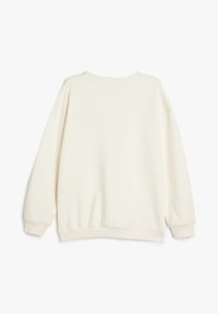 Sudadera con capucha de color crema claro, con mangas largas, puños y dobladillo acanalados, corte relajado, textura suave y sin marcas visibles.