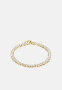 Bracciale in tonalità oro con una fila di cristalli trasparenti rettangolari, chiuso con una chiusura a scatto, finitura liscia e una disposizione uniforme nel design.