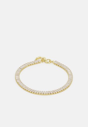 Guldtonet armbånd med en række rektangulære klare krystaller, sikret med en spænde-lukning, glat overflade og jævn afstand i designet.