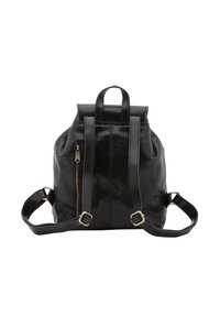 Sac à dos en cuir noir au design structuré, comportant deux poignées supérieure, des bretelles réglables et une poche zippée latérale accentuée de quincaillerie dorée.