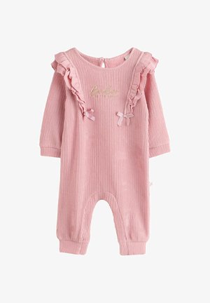 Rausvos spalvos raukšlėtas kūdikio kombinezonas su ilgomis rankovėmis, raukiniais ant pečių, mažais kaspinėliais ir auksiniu siuvinėtu tekstu ant krūtinės.