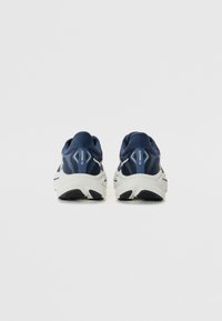 Scarpe da corsa navy con tomaia in mesh traspirante, suola ammortizzata e dettagli bianchi. Presentano un tallone rinforzato e suola testurizzata.