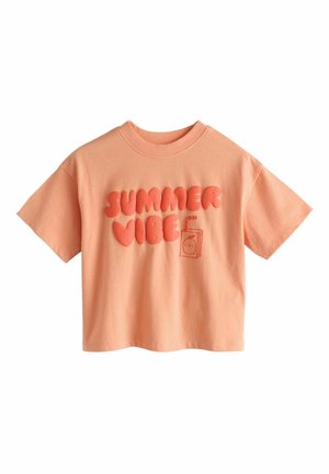 Koszulka z krótkim rękawem koloru brzoskwiniowego z napisem „SUMMER VIBE” pogrubionymi, puchatymi literami i małą grafiką kartonu soku z przodu.