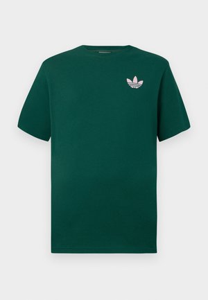 T-shirt en coton vert avec un col rond, des manches courtes et un petit logo rose sur la poitrine gauche. Texture lisse avec une coupe décontractée.