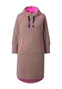 Abito felpa marrone con fodera interna e dettagli rosa. Presenta maniche lunghe, tasche laterali e cordini neri. Texture morbida.