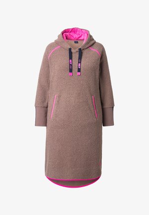 Braunes Fleece-Hoodiekleid mit rosa Innenfutter und Akzenten. Verfügt über lange Ärmel, Seitentaschen und schwarze Kordeln. Glatte Textur.