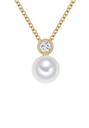 Collana in oro con un pendente a perla bianca rotonda sotto una montatura circolare di pietra trasparente. Texture liscia con una finitura lucida.