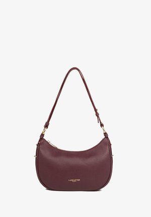 Sac à main en cuir bordeaux avec une forme courbée, une seule bandoulière, des accents en métal doré et une fermeture zippée sur le dessus.