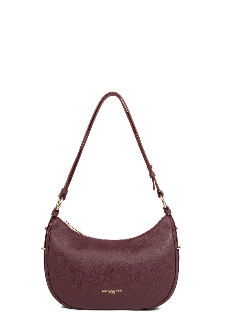 Borsa in pelle borgogna con forma curva, tracolla singola, dettagli in metallo dorato e chiusura superiore con zip.