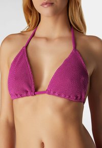 Ljust rosa virkad triangelbikinitopp med tunna axelremmar, med textilstruktur och ett centralt anslutande band.