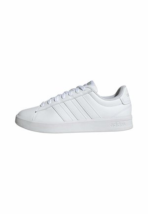 Witte lage Adidas sneaker met drie zijstrepen, vetersluiting, gevoerde kraag en een merkzool op een witte achtergrond.