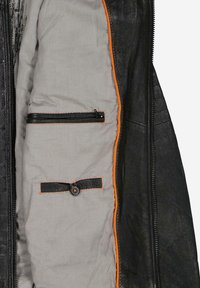 Schwarze Lederjacke mit grauem Futter, ausgestattet mit einer orangefarbenen Akzentnaht, einer Reißverschlusstasche und einem knöpfbaren Riemen-Detail.