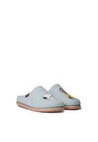 Pantofole in feltro azzurro chiaro con Snoopy e un personaggio giallo. Suola in fibra naturale con una trama intrecciata, design aperto sul retro.