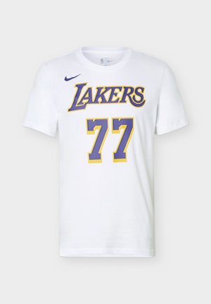 Biała koszykarska koszulka Lakers z fioletowo-żółtym numerem 77 i logo Nike na górnej lewej części klatki piersiowej.