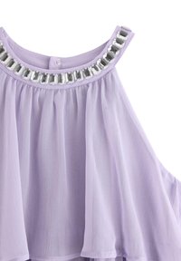 Levandulový chiffonový top s kulatým výstřihem, zdobený stříbrnými rhinestony, s volným, splývavým designem.