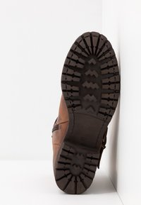 Pier One Botines con plataforma - cognac