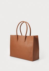 Sac tote en cuir marron avec une texture lisse, deux poignées rondes et une forme rectangulaire. Présente un design minimaliste et aucun matériel visible.
