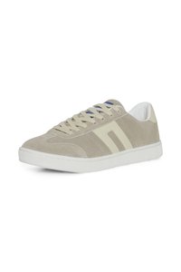 Beige Wildlederschuh mit weißer Gummisohle, cremefarbenen Akzenten und flachen Schnürsenkeln. Verfügt über eine glatte Textur und Seitenstreifen in einer kontrastierenden Farbe.
