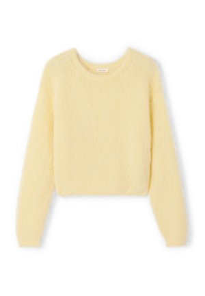 Pull court jaune et duveteux avec un col rond et des manches longues, présentant une texture douce et des détails de couture subtils.