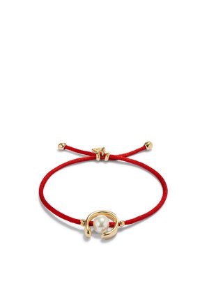 Bracelet en corde rouge réglable avec un fermoir central doré incurvé tenant une perle blanche unique.
