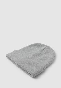 Cappello beanie grigio in maglia con una texture morbida, risvolto, parte superiore arrotondata e dettagli di cucitura sottili per una maggiore durabilità.