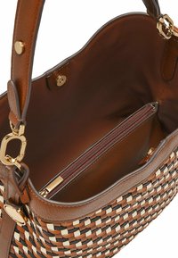 Woven torebka w kolorach brązowym, kremowym i czarnym, z gładkim skórzanym paskiem na ramię, z wewnętrzną kieszenią na zamek błyskawiczny i złotymi akcentami.