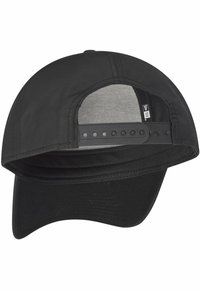 Schwarze Baseballmütze mit gebogenem Schirm, aus Stoff mit seitlichen Mesh-Panels, ausgestattet mit einem verstellbaren Kunststoffriemen hinten.