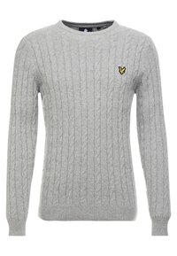 Svetle šedý pletený svetr s copánkovým vzorem, kulatým výstřihem, dlouhými rukávy a malým žlutým logem na levém hrudníku.