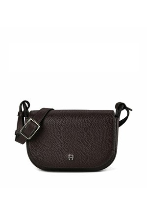 Bolso bandolera de piel texturizada marrón oscuro con cierre de solapa y correa ajustable con hebilla plateada y pequeño logo de metal en la parte delantera.
