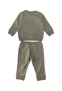 Completo per neonati in olive green composto da due pezzi: maglietta a maniche lunghe e pantaloni con vita elastica, entrambi con polsini e vita a coste.