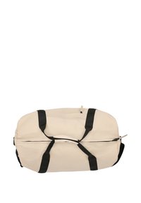 Bolsa de viaje en tela beige con correas negras, forma rectangular, diseño sin costuras, cremallera superior y características minimalistas para la utilidad.