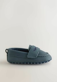 Mocassin pour tout-petit bleu marine avec bride en Velcro, détails cousus et semelle flexible avec bandes antidérapantes.