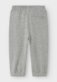 Grijze joggingbroek gemaakt van zachte stof, met een elastische tailleband en een enkele achterzak. Boorden bij de enkels voor een aangesloten look.