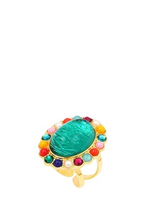 Bague en or avec une grande pierre ovale bleu sarcelle au centre, entourée de petites pierres précieuses rondes multicolores et de perles.