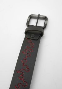 Schwarzer Ledergürtel mit roten dekorativen Ziernähten in einem wellenförmigen Muster, ausgestattet mit einer rechteckigen, mattschwarzen Metallschnalle und einem strapazierfähigen Riemen.