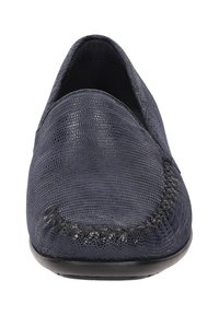 Chaussure slip-on bleu marine en cuir texturé, à bout rond et avec une couture décorative le long du bord. Semelle plate pour une élévation minimale.