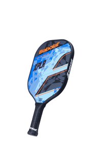 Babolat pickleball paddle med et blåt og sort geometrisk design, tekstureret greb og fremtrædende logo, der har en forstørret paddelhovedform.