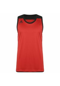 Rød, ærmeløs sports tanktop med sorte mesh-skulderdetaljer, prydet med et broderet logo øverst til venstre og en glat tekstur.