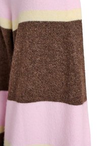 Tissu tricoté rayé marron, rose et jaune ; texture douce ; larges bandes avec une apparence légèrement floue ; alignement vertical dans le design.