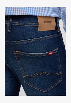 Mustang STYLE OREGON SLIM - Pieguloša piegriezuma džinsi - blau