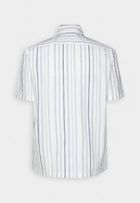 Camicia a maniche corte in cotone bianco con righe verticali blu navy e grigie. Presenta un colletto classico e una trama intrecciata. Nessun hardware visibile.