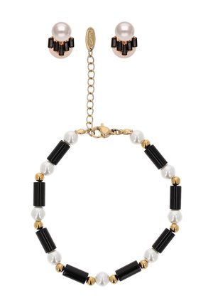 Gyöngy fülbevalók fekete téglalap alakú díszítéssel a félgyöngyök felett, és hozzáillő karkötő váltakozó fekete, fehér és arany gyöngyökkel, arany kapoccsal.