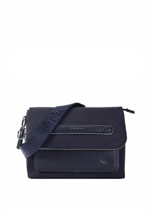 Sac bandoulière Hedgren bleu marine avec bandoulière réglable, fermeture éclair et poche avant, sur fond blanc.