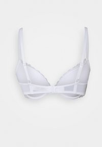 Soutien-gorge blanc avec dentelle, bonnets rembourrés et bretelles réglables. Comprend une fermeture à crochets au dos et une texture de tissu lisse.