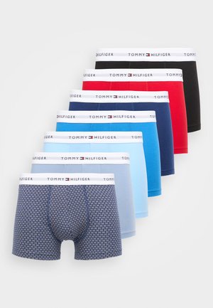 Acht paar Tommy Hilfiger boxershorts in verschillende kleuren: marineblauw, zwart, rood, blauw, lichtblauw en een marineblauw met patroon. Witte tailleband met logo.