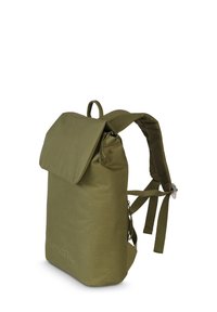 Sac à dos vert olive avec un rabat repliable, fait de tissu durable. Comprend des sangles réglables et une poche latérale zippée. Design léger.