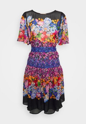 Vestido con estampado floral que presenta mangas cortas de volantes, cintura fruncida y falda en capas con colores vibrantes sobre un fondo negro translúcido.