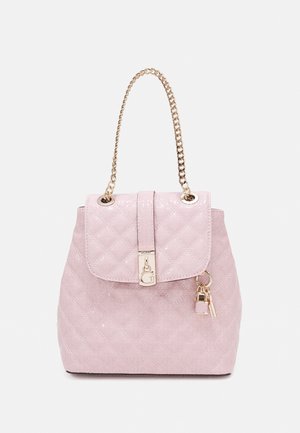 Sac à main matelassé rose clair avec poignée chaîne en or, fermoir doré et breloques décoratives en forme de cadenas et clé sur fond blanc.
